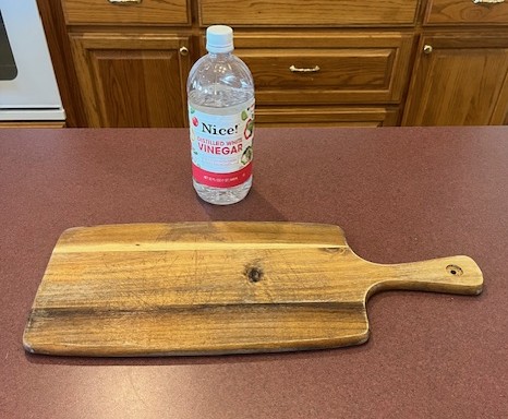 How to Clean a Wooden Cutting Board With Vinegar
