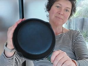 How to Clean Cast Iron Baking Pan