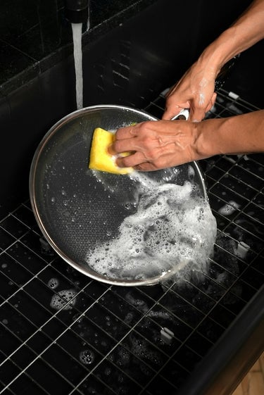 How to Clean Non Stick Baking Pans
