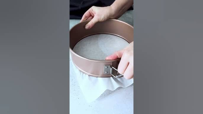 How to Line a Springform Pan With Baking Paper
