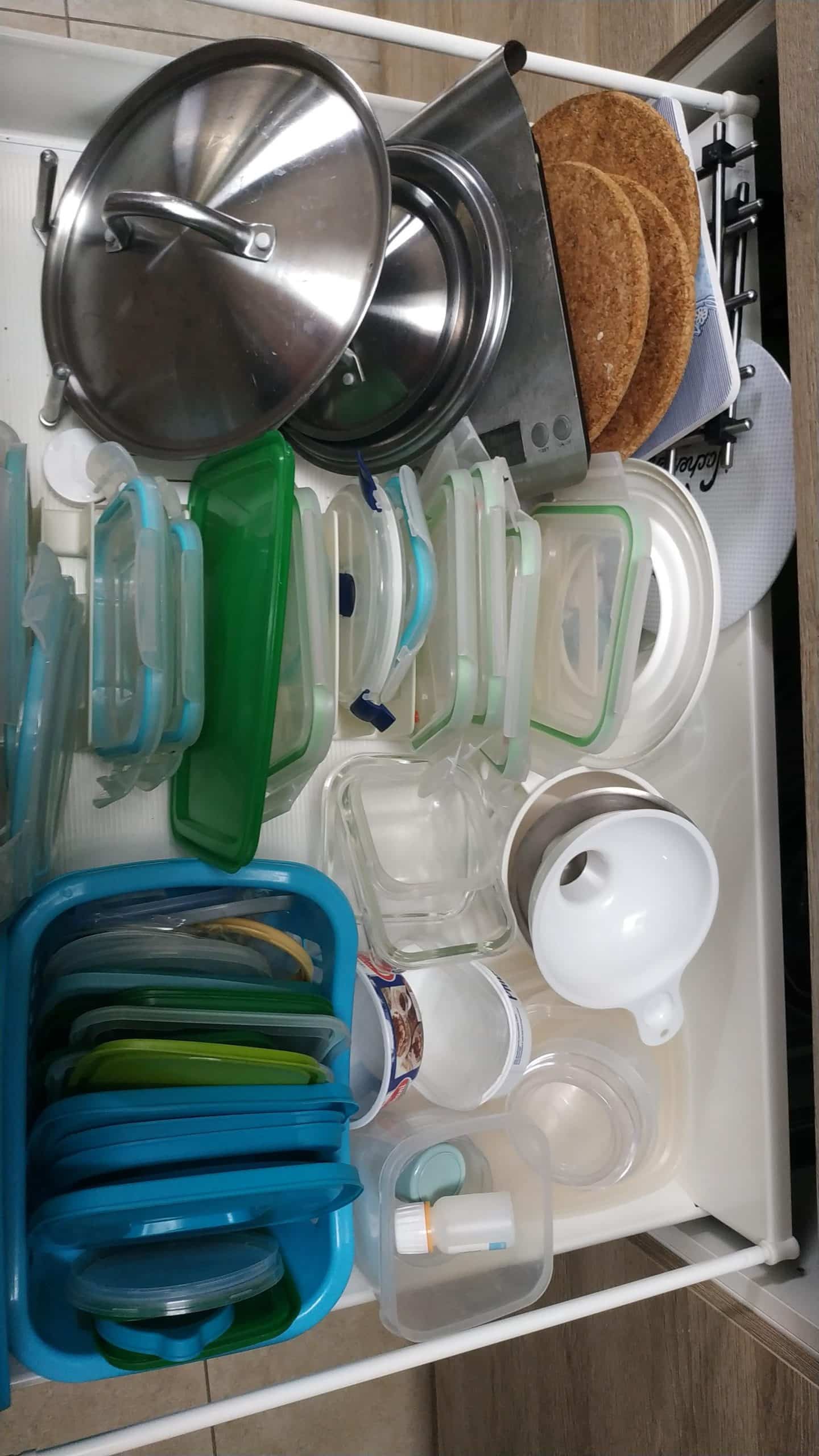 How to Organize Kitchen Plastic Containers And Lids