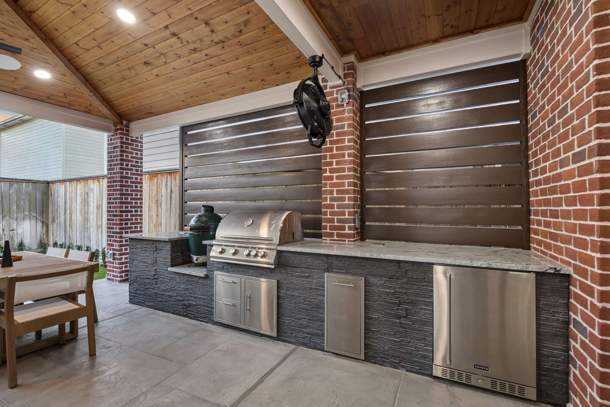 Modern Outdoor Kitchen Grill Design